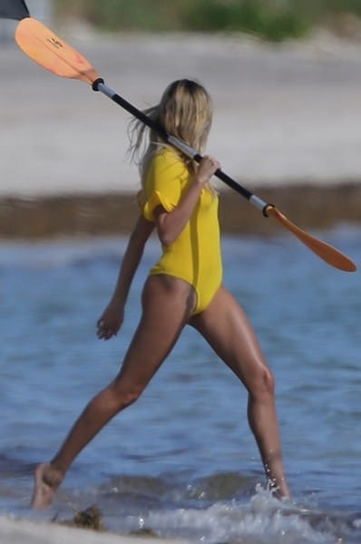 Девушка с веслом: Хейли Болдуин на фотосессии в Майами