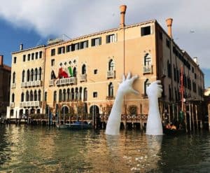 Скульптура "Руки из воды" Венеция