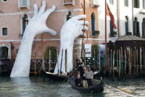 Скульптура "Руки из воды" Венеция